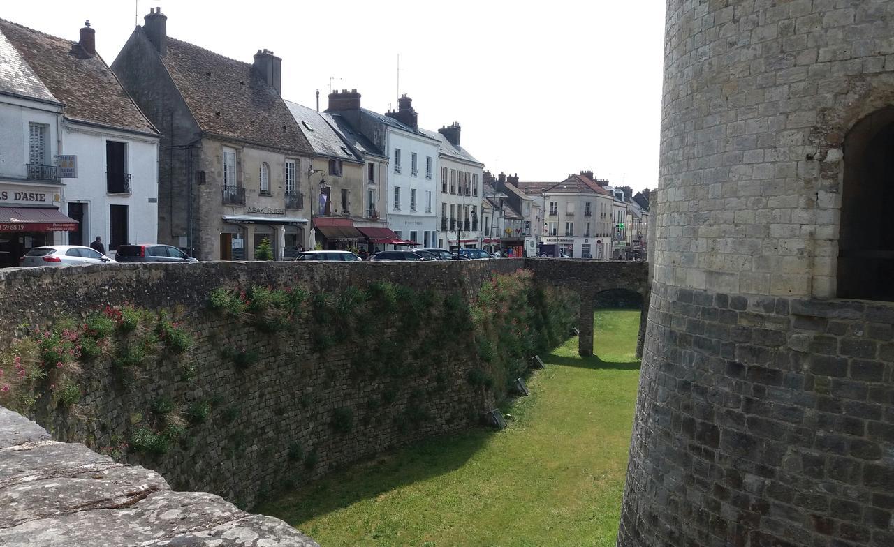 Chambre D'Hote Du Chateau Dourdan Exterior foto